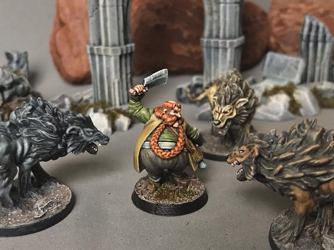Miniatura de anão com cutelo, cercado por lobos, pintado em verde e barba ruiva trançada